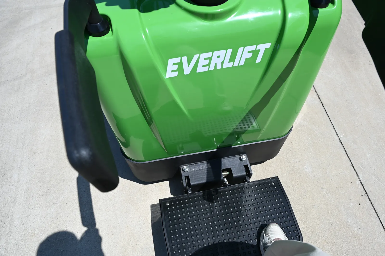 High Reach Electric Ride-On Forklift Stacker 1.5T 2T detail 12