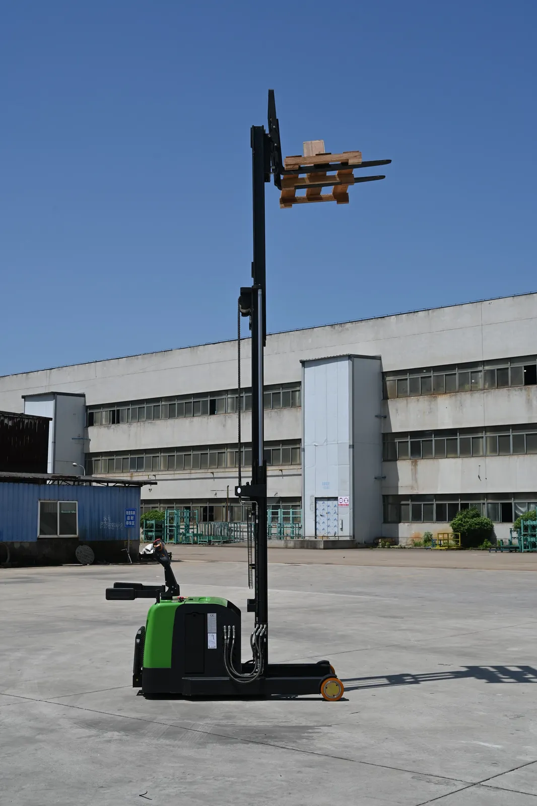 High Reach Electric Ride-On Forklift Stacker 1.5T 2T detail 3