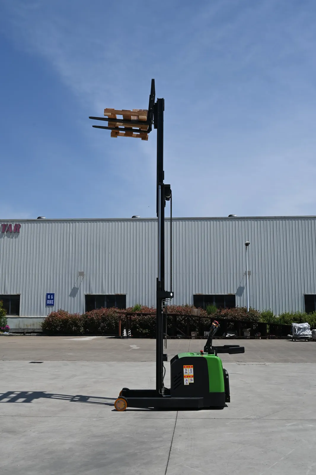 High Reach Electric Ride-On Forklift Stacker 1.5T 2T detail 4