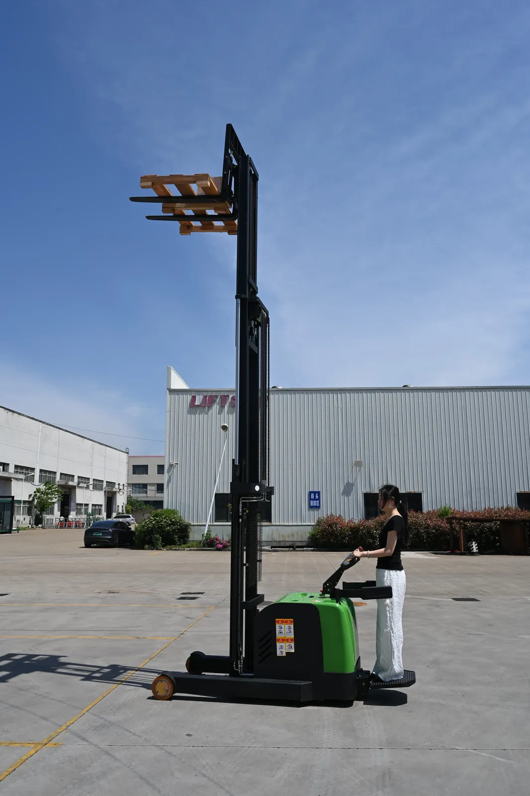 High Reach Electric Ride-On Forklift Stacker 1.5T 2T detail 6