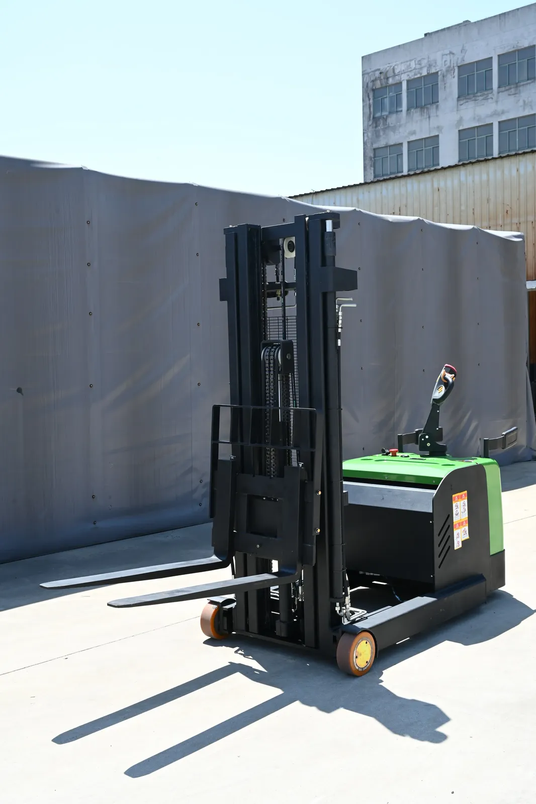 High Reach Electric Ride-On Forklift Stacker 1.5T 2T detail 7