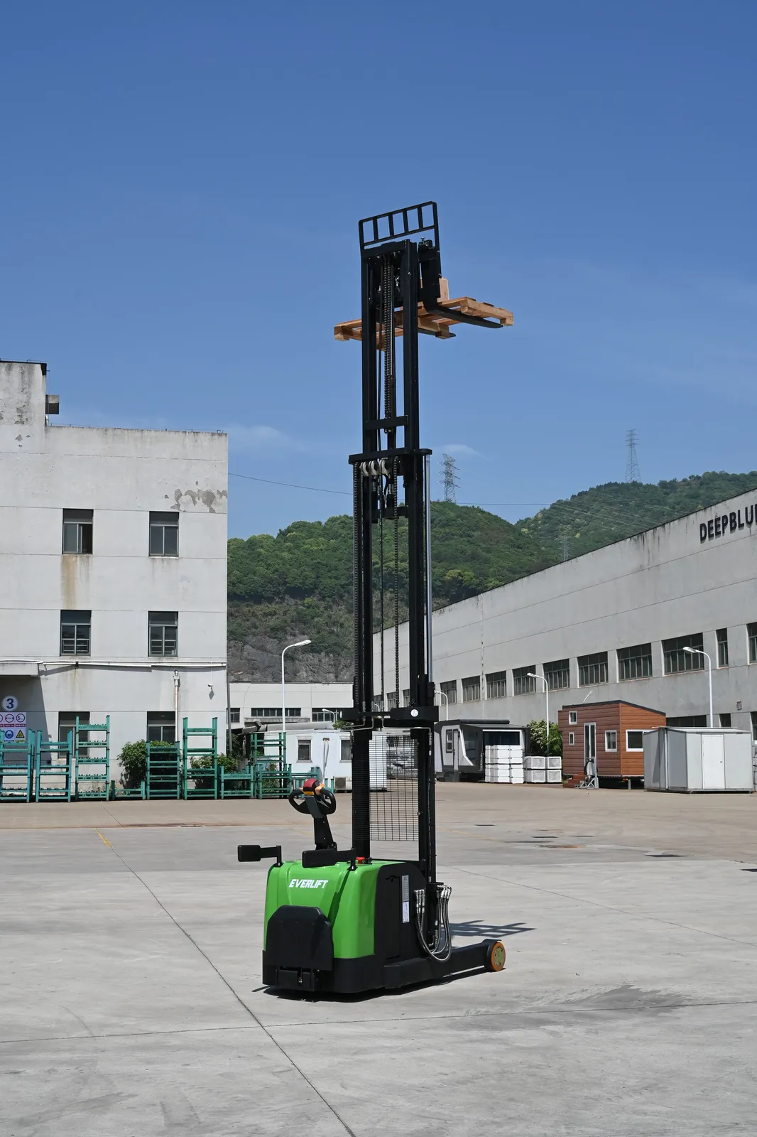High Reach Electric Ride-On Forklift Stacker 1.5T 2T photo 4