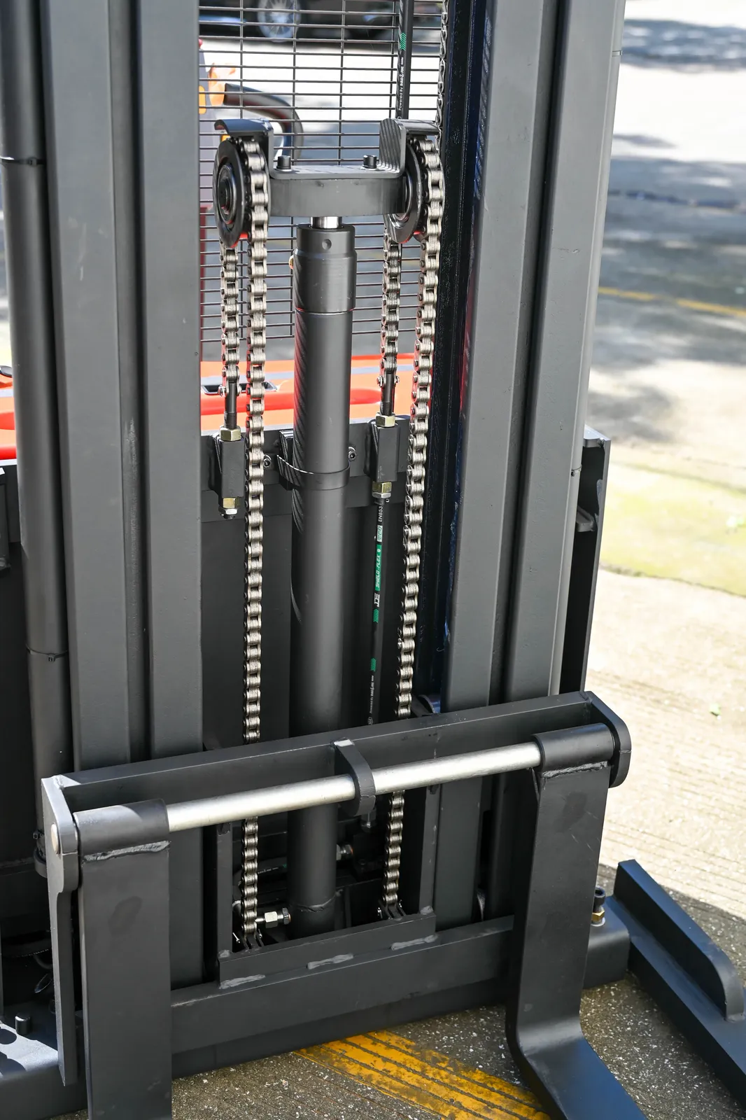 1500 to 2000 kg Full Electric Straddle Stacker 3000mm photo 4