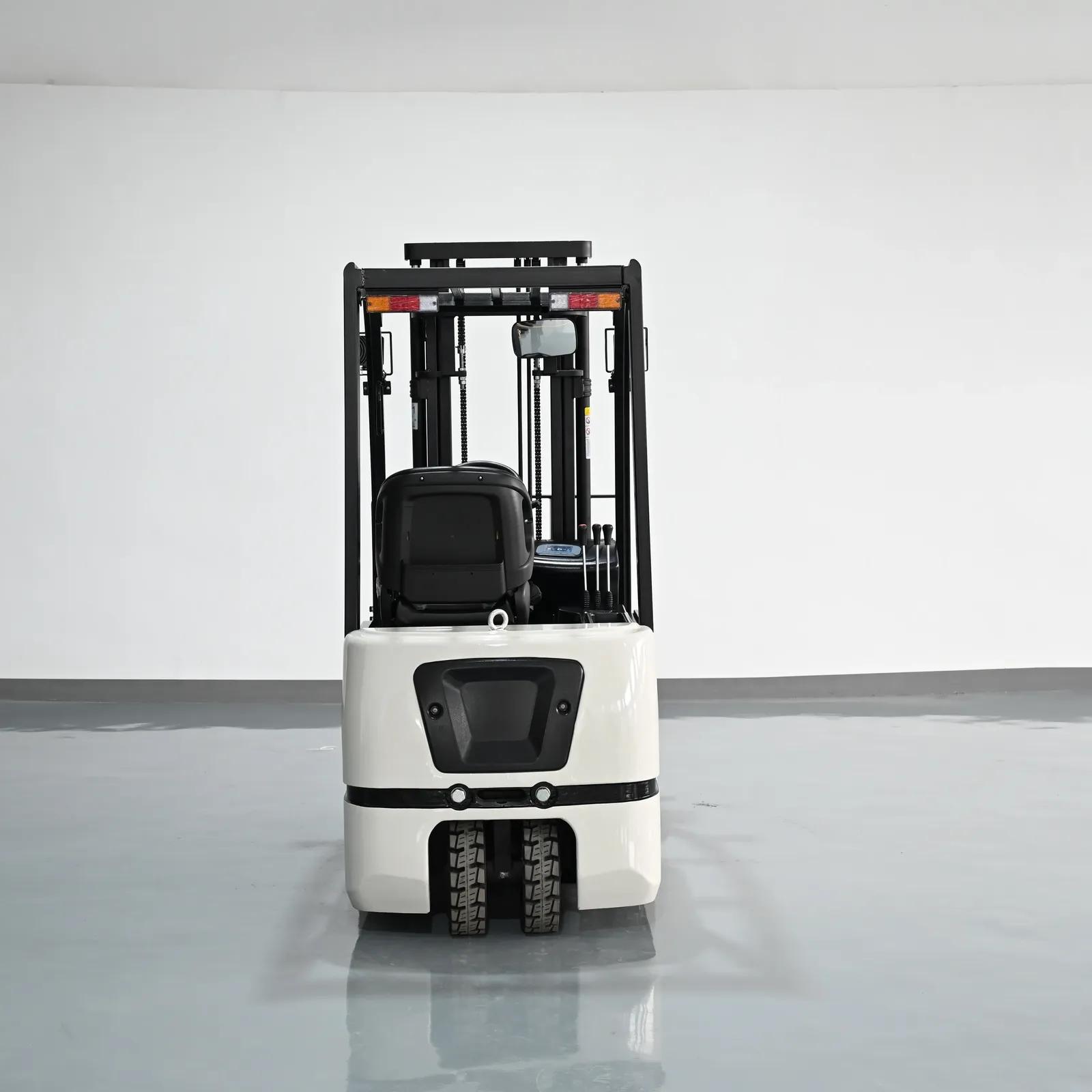 Lithium Battery 1.6T 2T Three Wheel Forklift detail 7