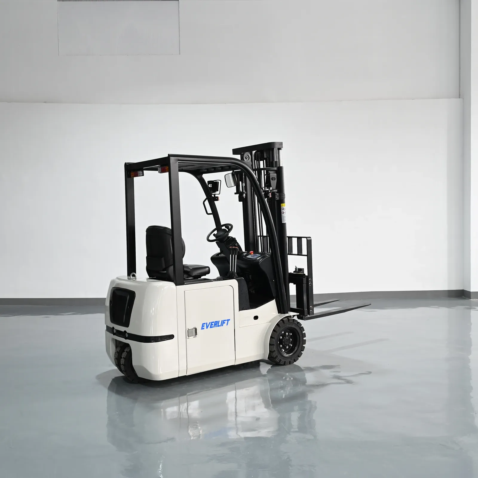 Lithium Battery 1.6T 2T Three Wheel Forklift photo 3