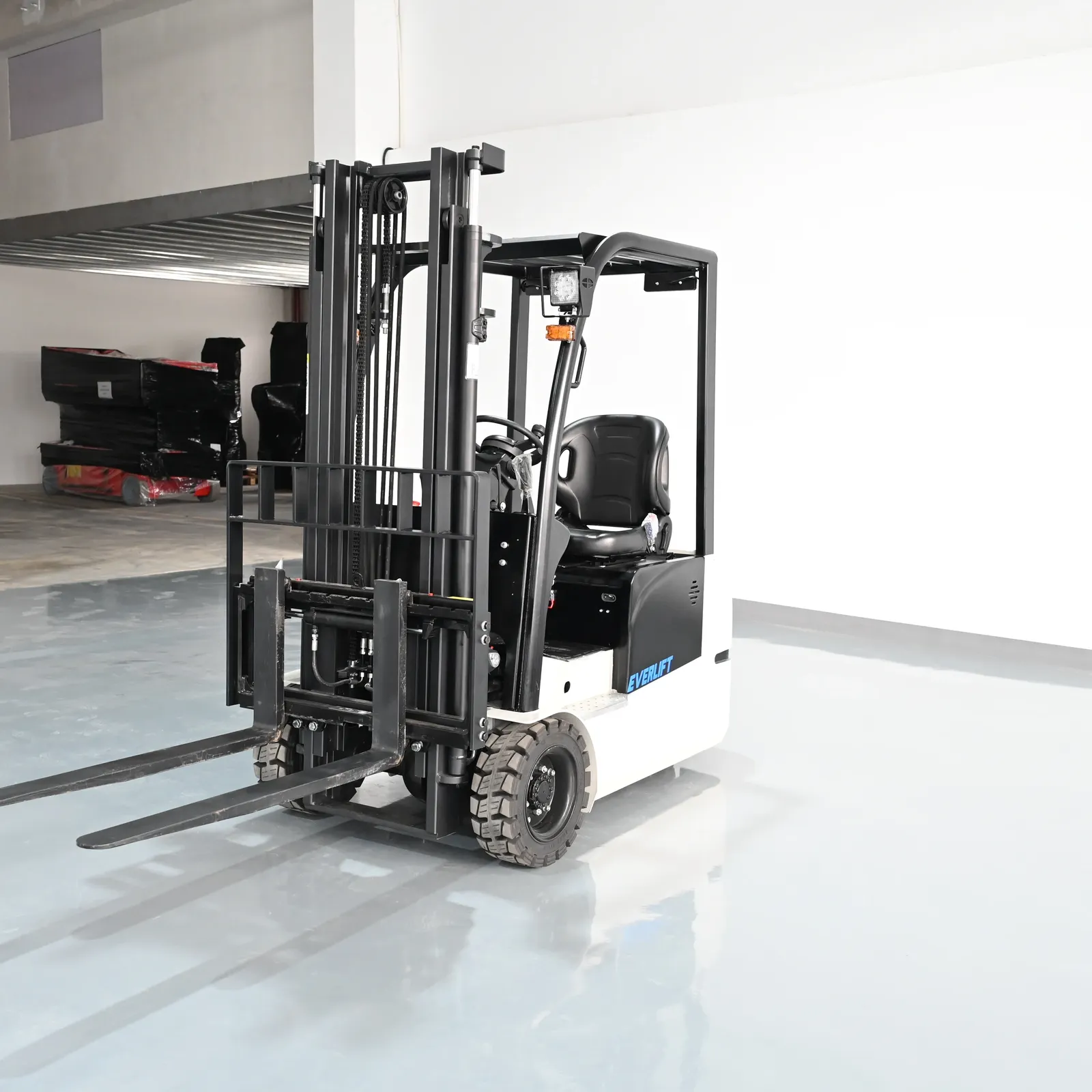 Lithium Battery 1.6T 2T Three Wheel Forklift photo 5