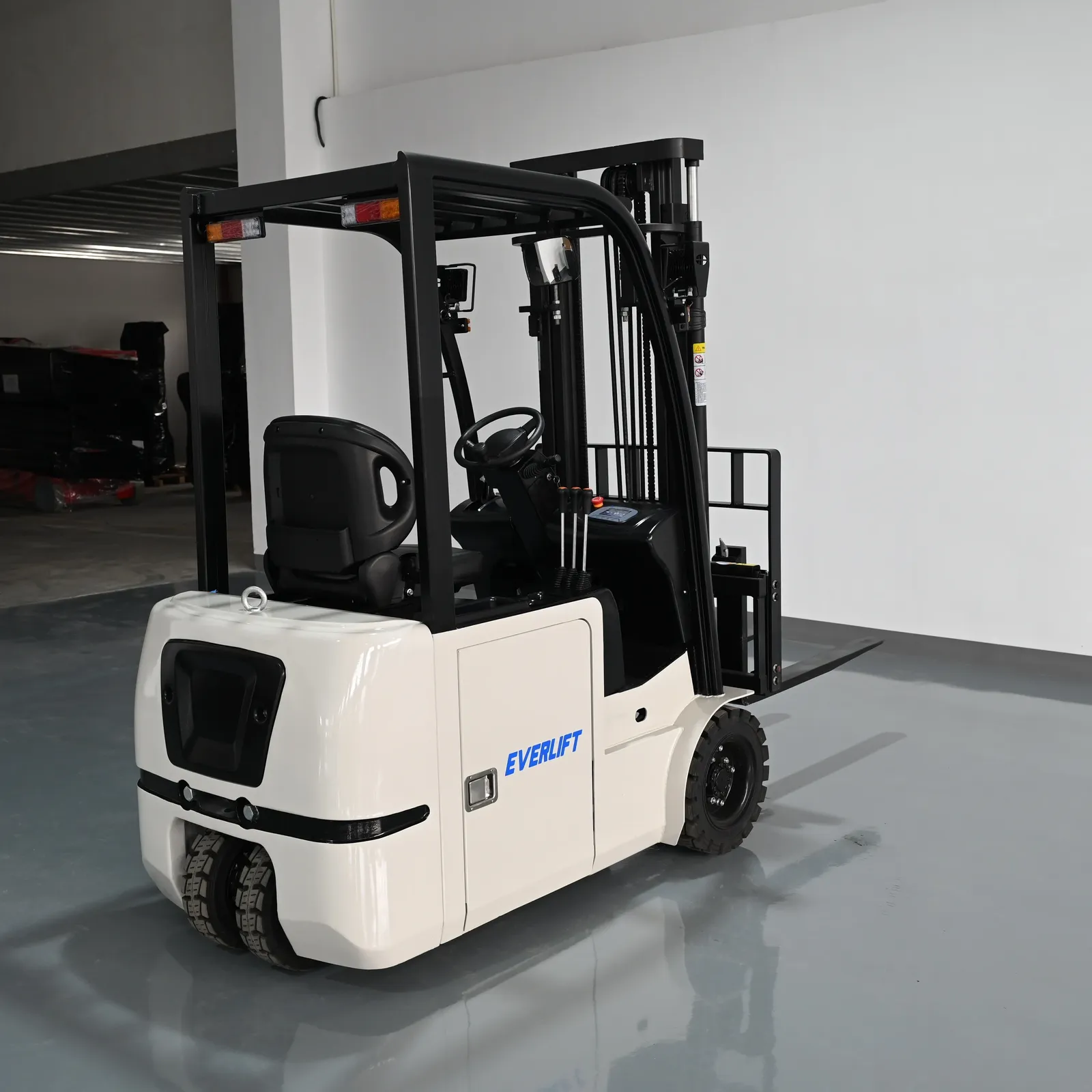 High Performance Three-wheel Electric Forklift Truck 1500 kg photo 2