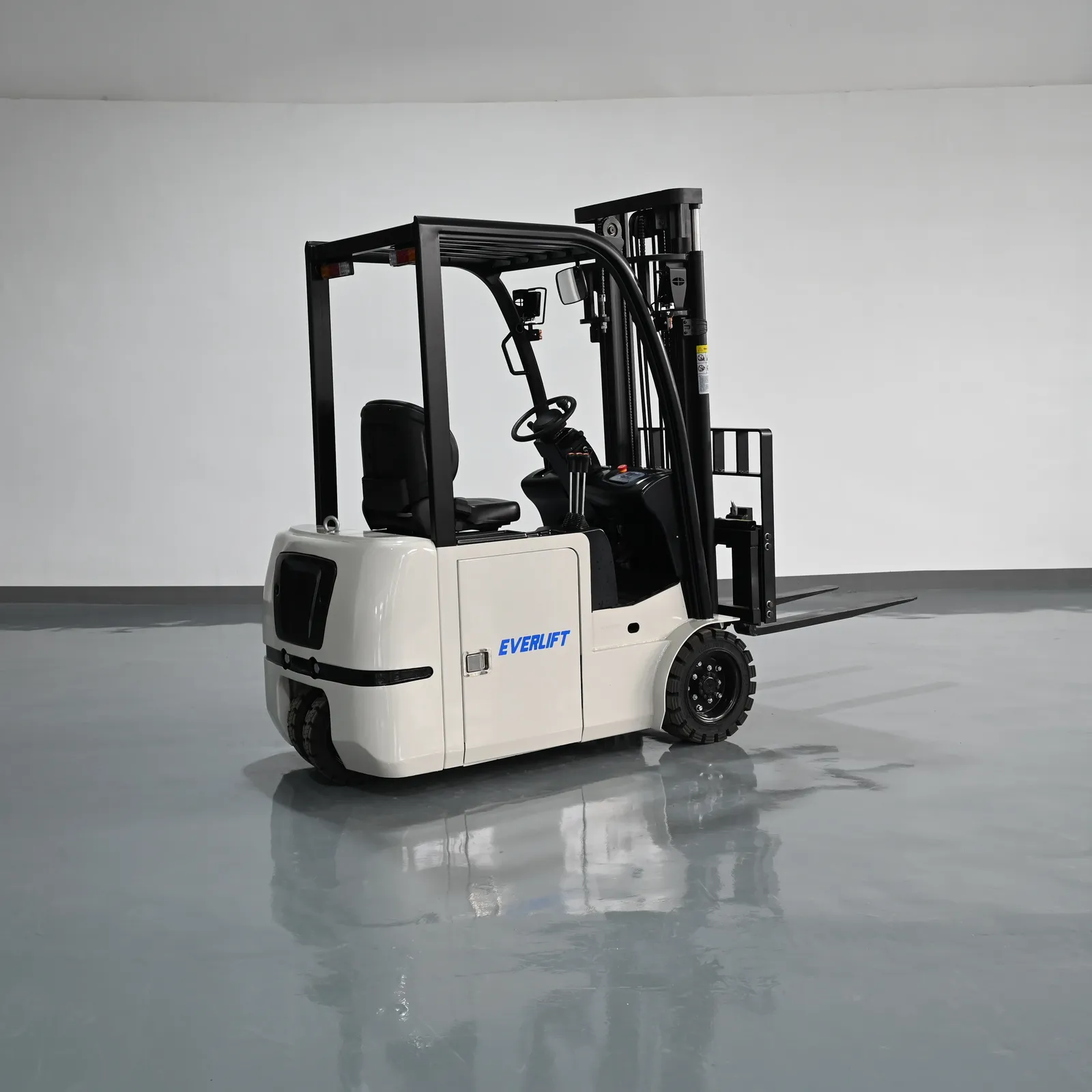 High Performance Three-wheel Electric Forklift Truck 1500 kg photo 3