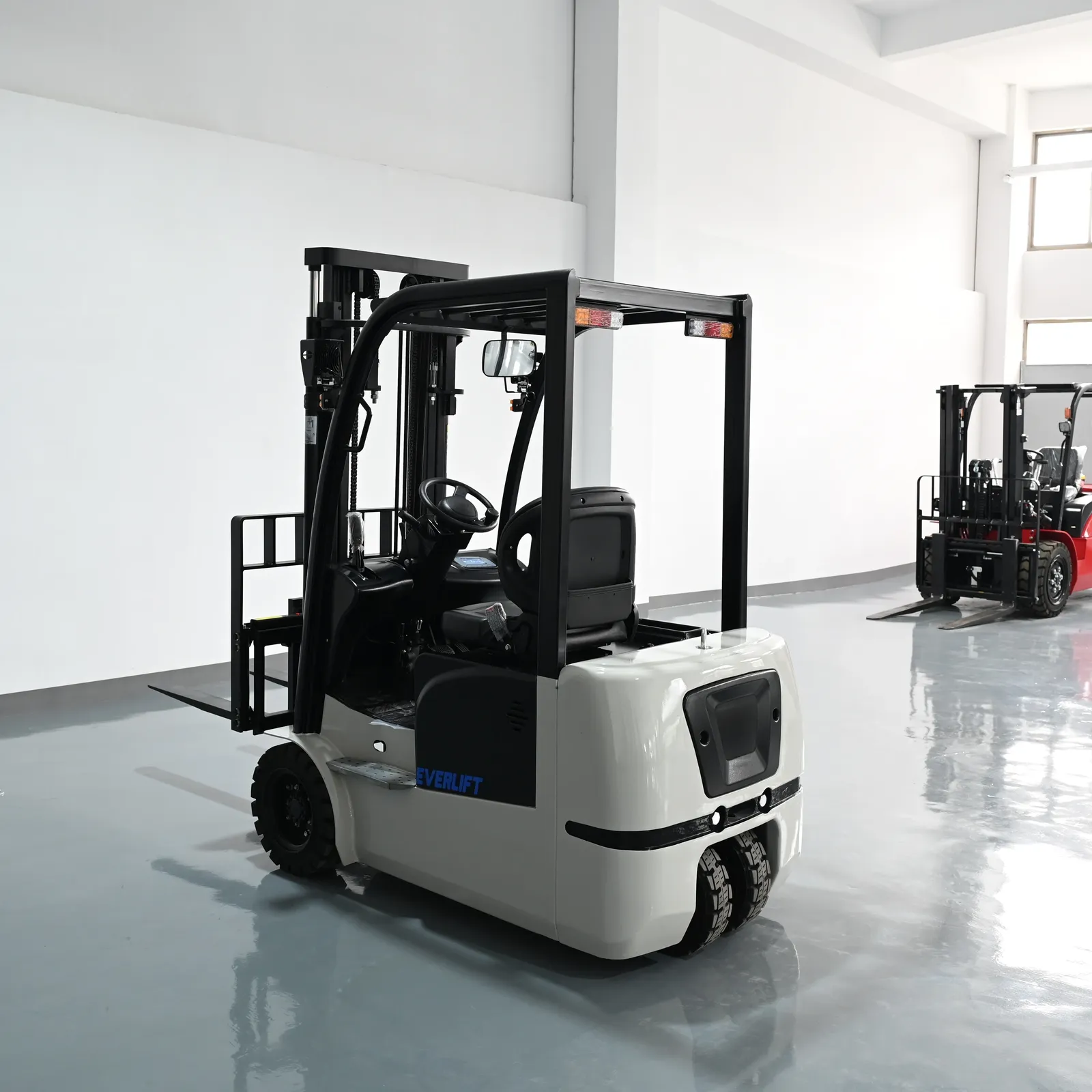 High Performance Three-wheel Electric Forklift Truck 1500 kg photo 4