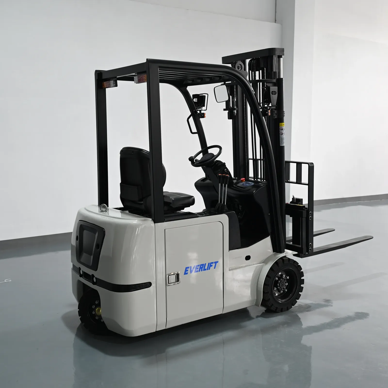 High Performance Three-wheel Electric Forklift Truck 1500 kg photo 5