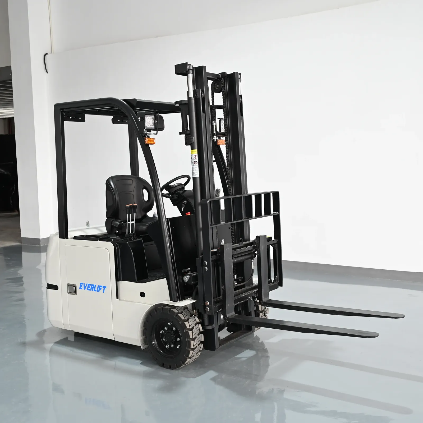 High Performance Three-wheel Electric Forklift Truck 1500 kg photo 6