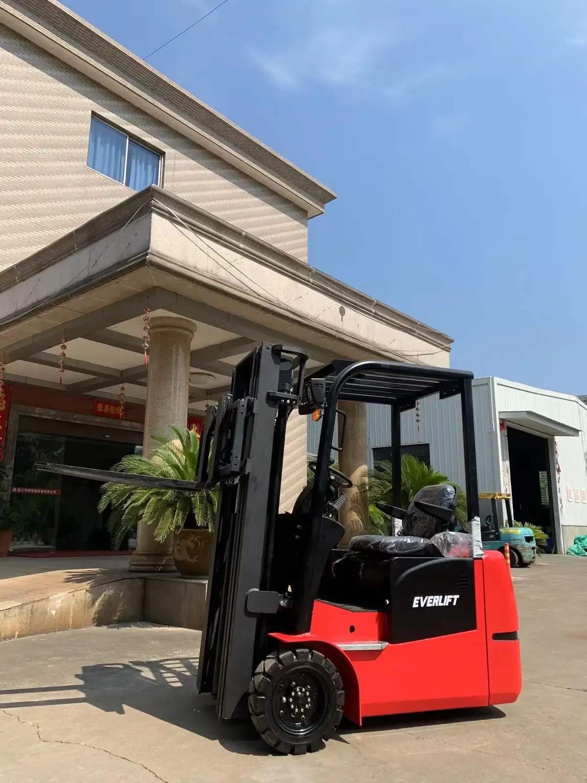 3 Wheel Electric Forklift 1.5-2 Ton detail 7
