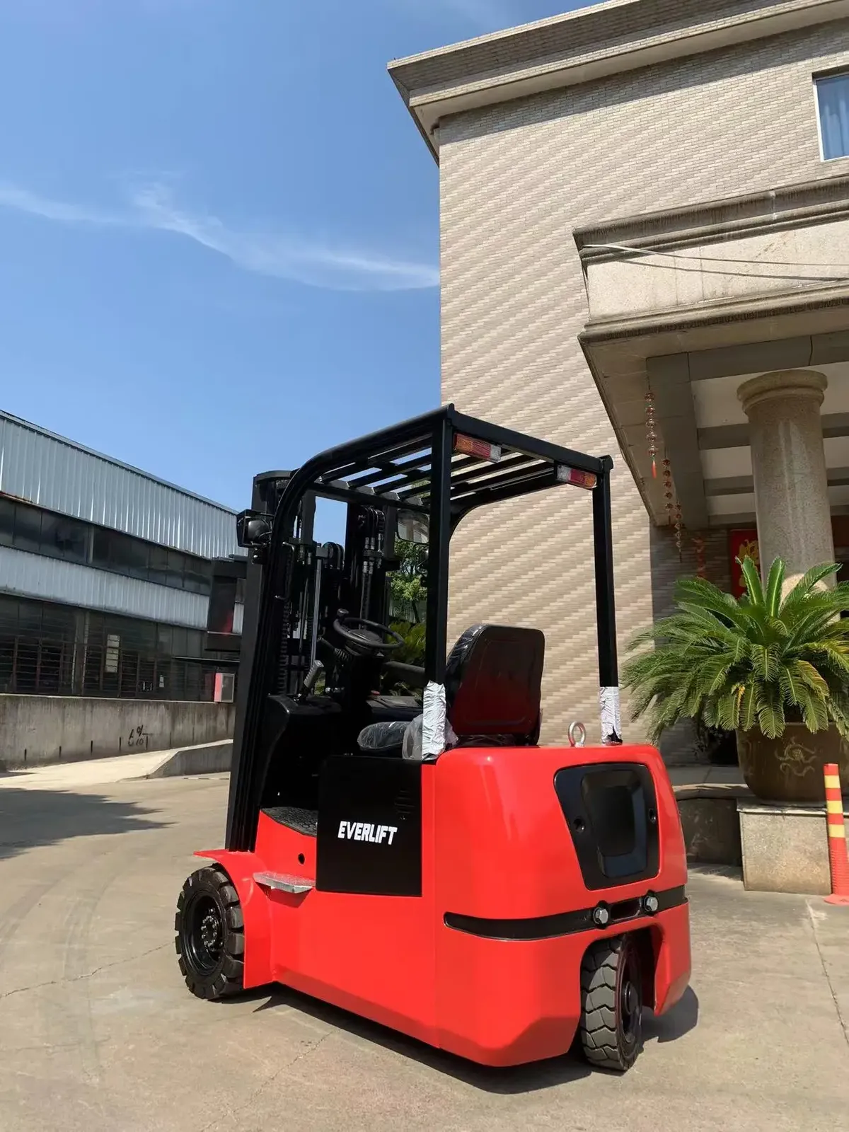 3 Wheel Electric Forklift 1.5-2 Ton photo 2