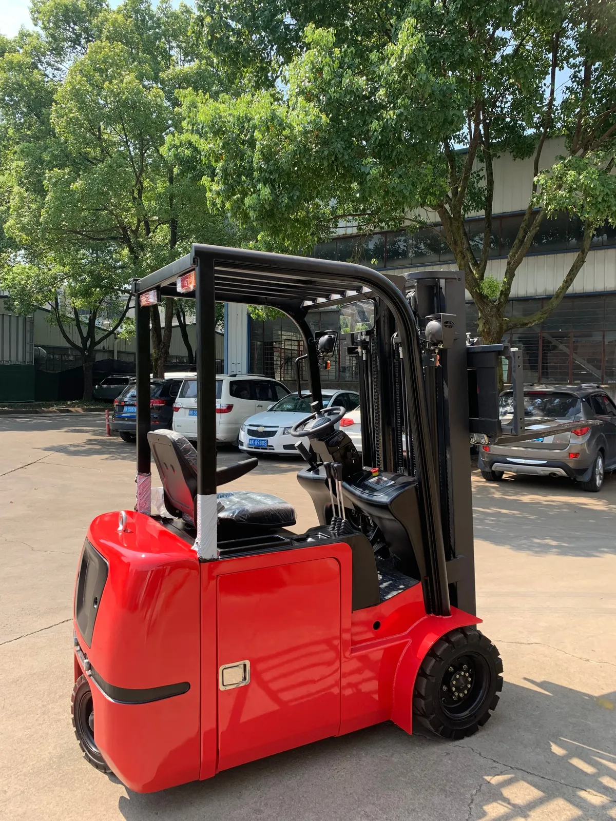 3 Wheel Electric Forklift 1.5-2 Ton photo 3