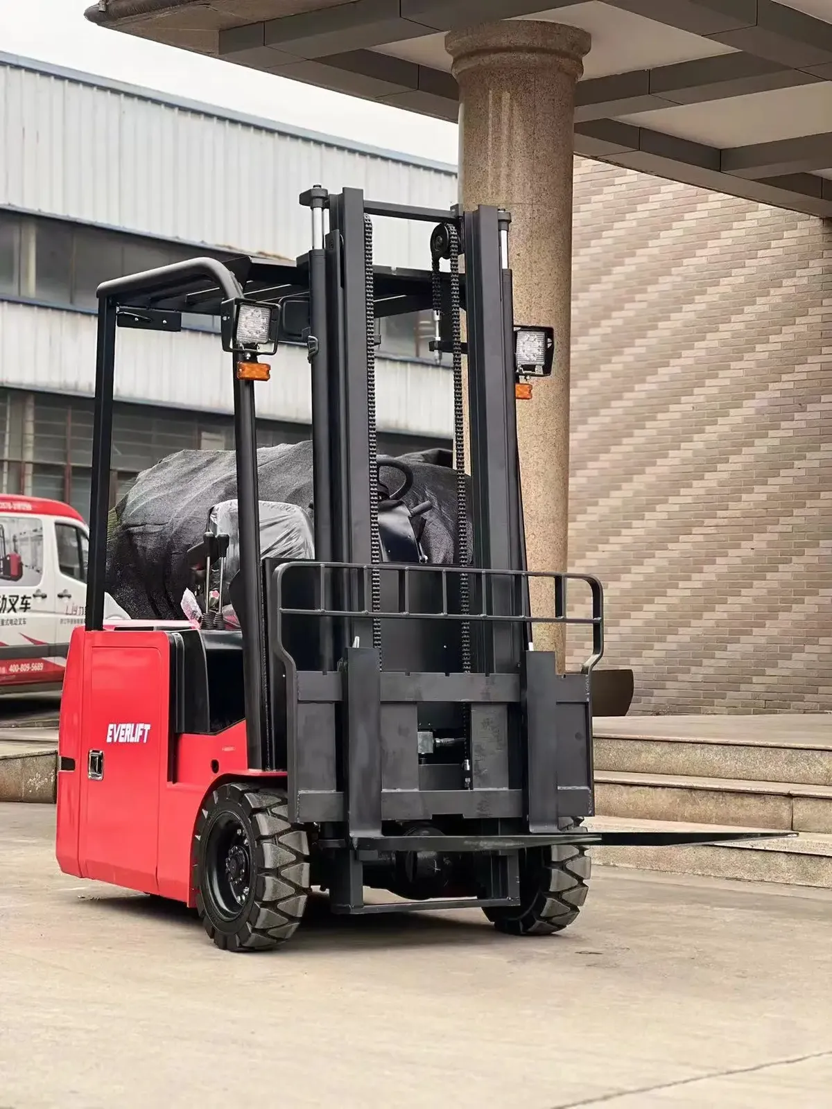 3 Wheel Electric Forklift 1.5-2 Ton photo 4