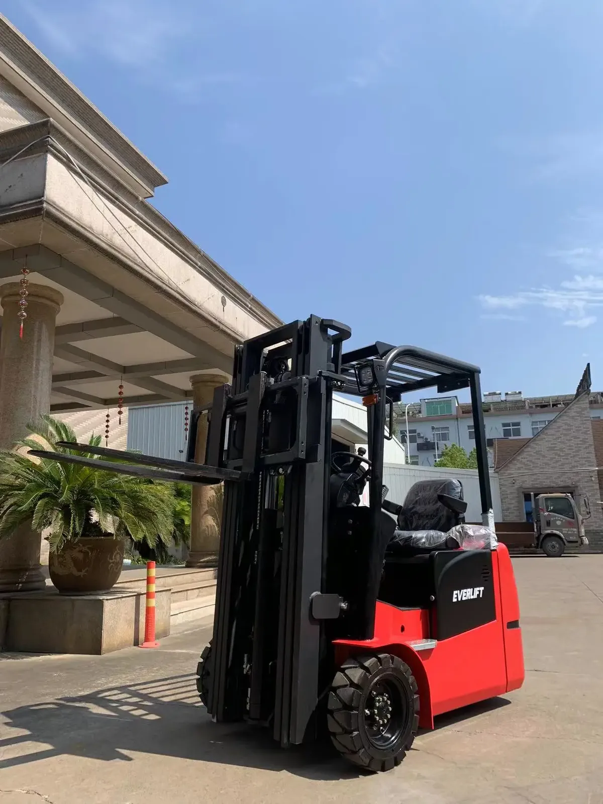 3 Wheel Electric Forklift 1.5-2 Ton photo 6