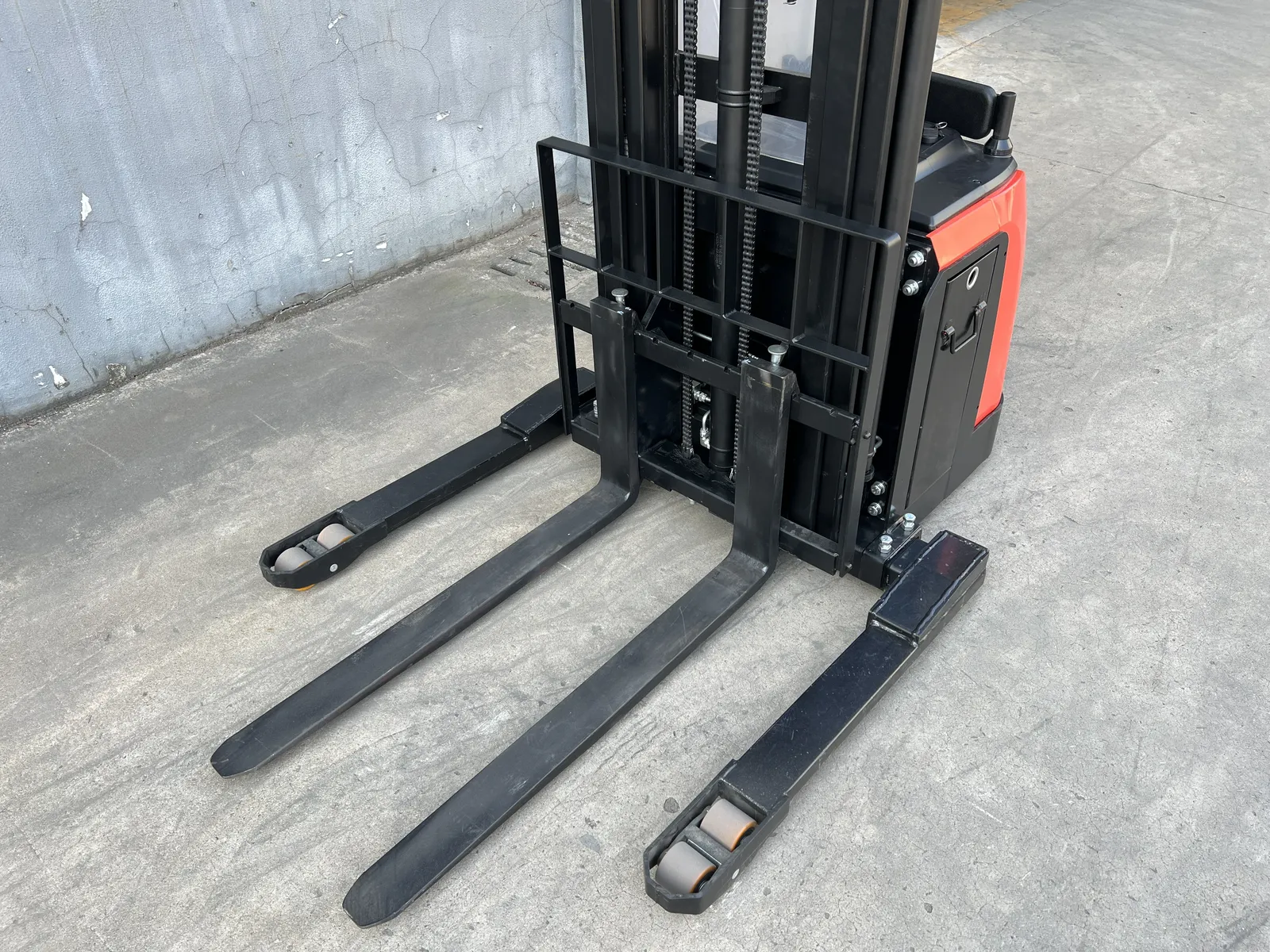 ELES-20H Narrow Leg Rider on Electric Stacker 2000 kg detail 15