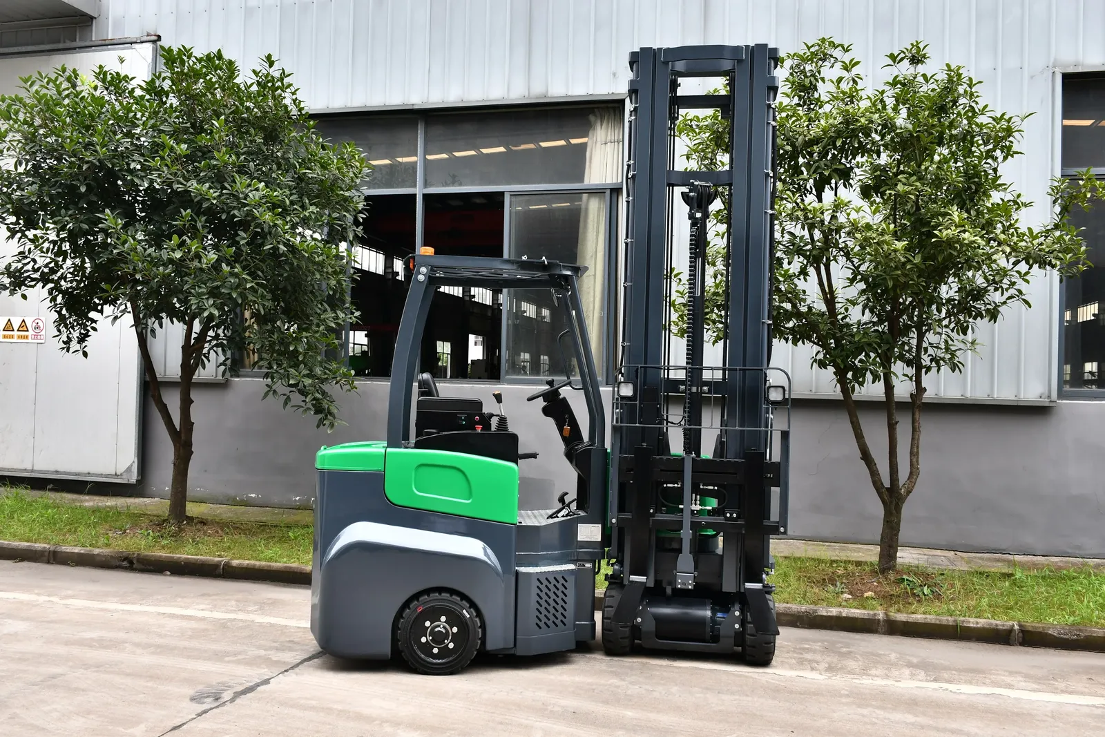 2 Ton 3 Ton Narrow Aisle Electric Articulated Forklift photo 3